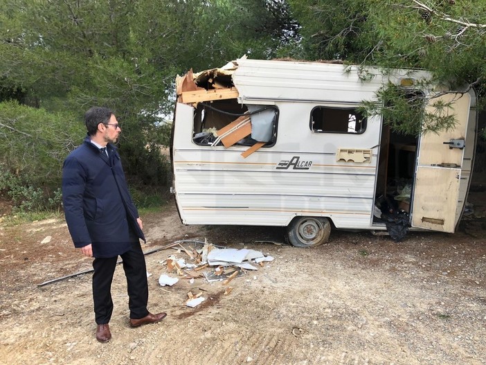 Bordighera: da stamattina iniziato l'intervento del Comune alla discarica abusiva di Montenero (Foto) Bordighera: da stamattina iniziato l'intervento del Comune alla discarica abusiva di Montenero (Foto)