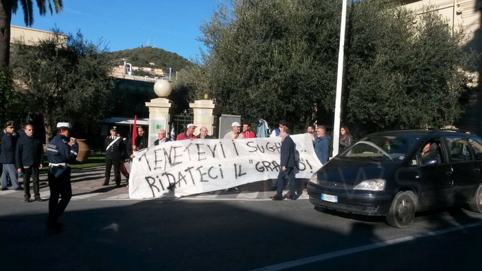 Imperia: in corso l'assemblea della Confindustria, protesta dalla Agnesi "Tenetevi i sughi... ridateci il grano!" Imperia: in corso l'assemblea della Confindustria, protesta dalla Agnesi "Tenetevi i sughi... ridateci il grano!"