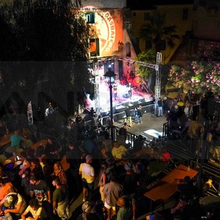 Piazza San Costanzo è pronta per la seconda serata di Rock in the Casbah. Sul palco: Dietro l'Angolo, Esma, Lo Straniero e Jerrycans Piazza San Costanzo è pronta per la seconda serata di Rock in the Casbah. Sul palco: Dietro l'Angolo, Esma, Lo Straniero e Jerrycans