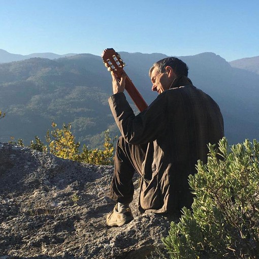 Colle di Nava: sabato prossimo al Forte Centrale il concerto del veterinario-chitarrista Riccardo Pampararo