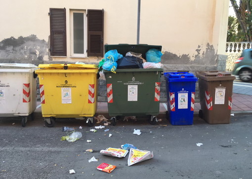 Vallecrosia: in poche ore con le telecamere nascoste la Municipale ha scoperto 7 'furbetti dell'immondizia' Vallecrosia: in poche ore con le telecamere nascoste la Municipale ha scoperto 7 'furbetti dell'immondizia'
