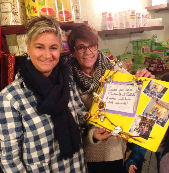 Sanremo: i bambini dell'infazia hanno consegnato una targa al 'Germoglia' per il 'Natale sostenibile'