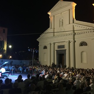 Al Rovere d'Oro di San Bartolomeo al mare, standing ovation per Andrea Cardinale