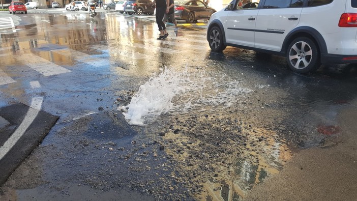Imperia: seconda rottura di una tubazione in poche ore, piccolo allagamento in piazza Dante (Foto e Video) Imperia: seconda rottura di una tubazione in poche ore, piccolo allagamento in piazza Dante (Foto e Video)