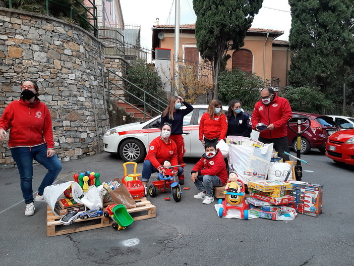 Per i piccoli del REDS Rugby Team di Imperia non solo palla ovale ma anche beneficienza Per i piccoli del REDS Rugby Team di Imperia non solo palla ovale ma anche beneficienza