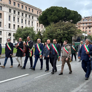 Ventimiglia all’Adunata Nazionale degli Alpini di Genova: il sindaco Flavio Di Muro accanto alla delegazione ANA Ventimiglia all’Adunata Nazionale degli Alpini di Genova: il sindaco Flavio Di Muro accanto alla delegazione ANA