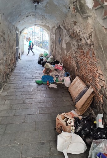 La spazzatura abbandonata in salita San Bernardo