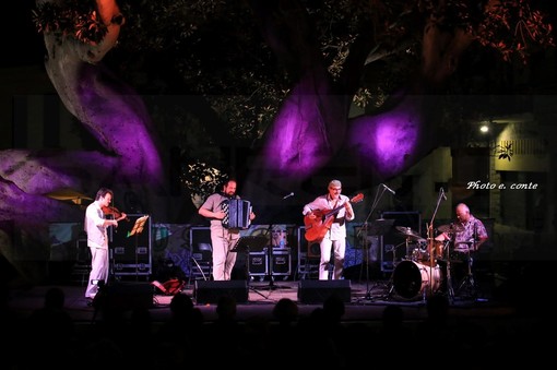 Bordighera: grande successo ieri sera all'Arena della Scibretta per l'ultima serata di 'Touscouleurs' (Foto e Video) Bordighera: grande successo ieri sera all'Arena della Scibretta per l'ultima serata di 'Touscouleurs' (Foto e Video)