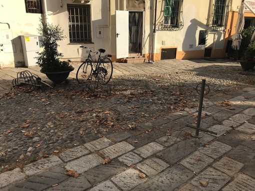 Ciò che resta della rastrelliera di piazza Muccioli Ciò che resta della rastrelliera di piazza Muccioli