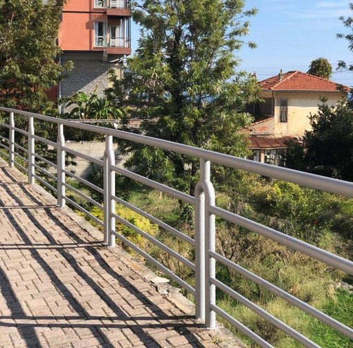 Bordighera: interventi di manutenzione sulle ringhiere dell'Arziglia (Foto) Bordighera: interventi di manutenzione sulle ringhiere dell'Arziglia (Foto)