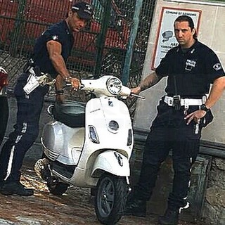 Sanremo: a due anni dal furto gli agenti della Polizia Municipale ritrovano una Vespa nel quartiere del Borgo (Foto)