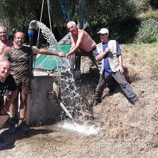 Civezza: un Sindaco 'operaio' con le mani nel fango, una squadra di volontari e l'acqua torna dai rubinetti (Foto)