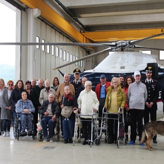 In gita con i Carabinieri: gli anziani delle residenze ‘Anni Azzurri’ in visita al Nucleo Elicotteri dei Carabinieri In gita con i Carabinieri: gli anziani delle residenze ‘Anni Azzurri’ in visita al Nucleo Elicotteri dei Carabinieri