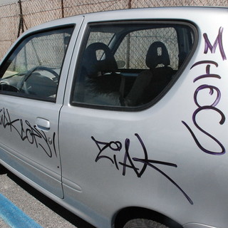 Bordighera: raid teppistico sul lungomare, scritte su muri, cabine ed auto. Indagano i Carabinieri