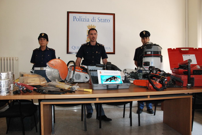 Imperia: gli agenti della Questura scoprono un 'arsenale' di materiale da edilizia rubato Imperia: gli agenti della Questura scoprono un 'arsenale' di materiale da edilizia rubato