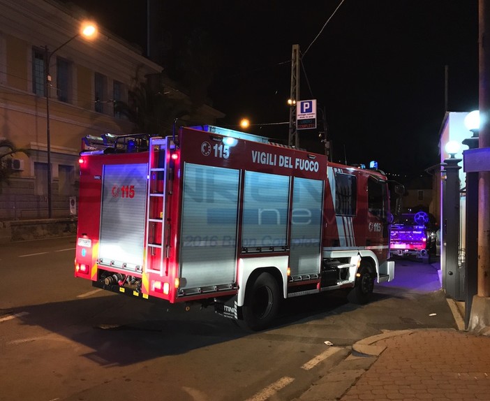 Sanremo: auto a fuoco nella notte in corso Inglesi, intervento di Vigili del Fuoco e Polizia