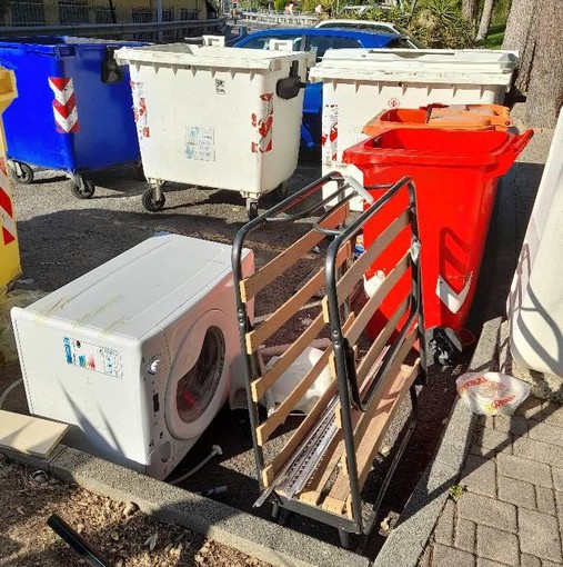 I rifiuti abbandonati in via Pasteur I rifiuti abbandonati in via Pasteur