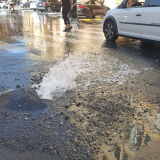 Imperia: seconda rottura di una tubazione in poche ore, piccolo allagamento in piazza Dante (Foto e Video) Imperia: seconda rottura di una tubazione in poche ore, piccolo allagamento in piazza Dante (Foto e Video)