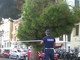 Sanremo: grosso ramo rischia di cadere sulla ciclabile, la Municipale delimita il tratto ed i Vvf tagliano il ramo (Foto)