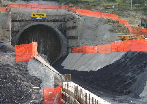 Da due mesi senza stipendio, bloccato il cantiere del raddoppio della ferrovia tratta Andora-San Lorenzo al Mare Da due mesi senza stipendio, bloccato il cantiere del raddoppio della ferrovia tratta Andora-San Lorenzo al Mare