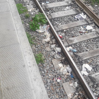 Ventimiglia: un lettore segnala sporcizia al primo binario della stazione ferroviaria (Foto) Ventimiglia: un lettore segnala sporcizia al primo binario della stazione ferroviaria (Foto)