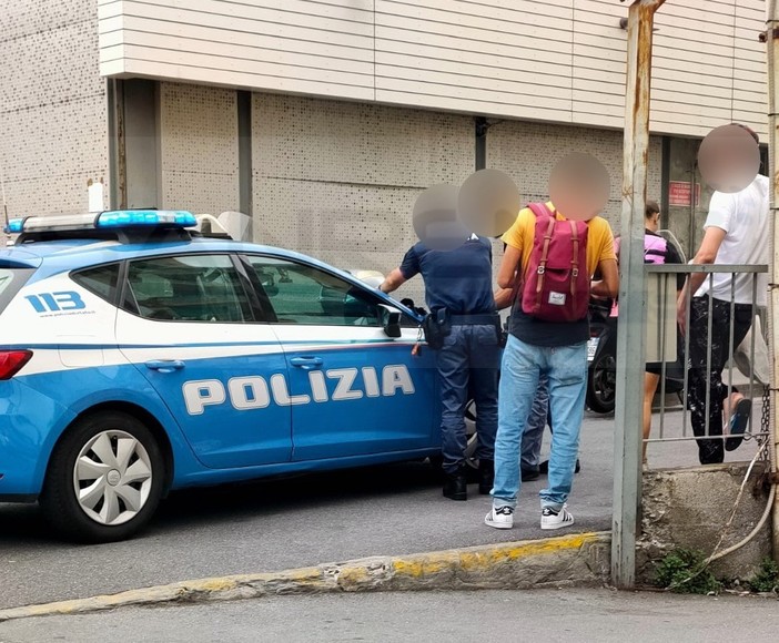 Sanremo: lite tra due francesi ubriachi che strappano la collanina a una donna, intervento della Polizia (Foto) Sanremo: lite tra due francesi ubriachi che strappano la collanina a una donna, intervento della Polizia (Foto)