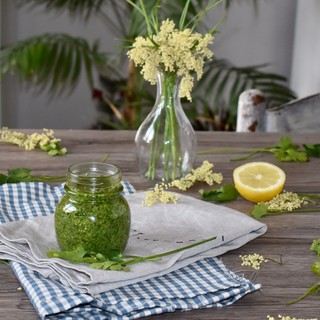 La ricetta anti spreco de I Deplasticati: oggi prepariamo una gustosa salsina 'green' con il prezzemolo