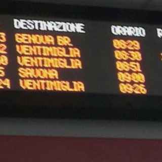 Imperia: treni sempre in ritardo e malumore tra i pendolari, stamattina 25 minuti per il Regionale verso Ventimiglia Imperia: treni sempre in ritardo e malumore tra i pendolari, stamattina 25 minuti per il Regionale verso Ventimiglia