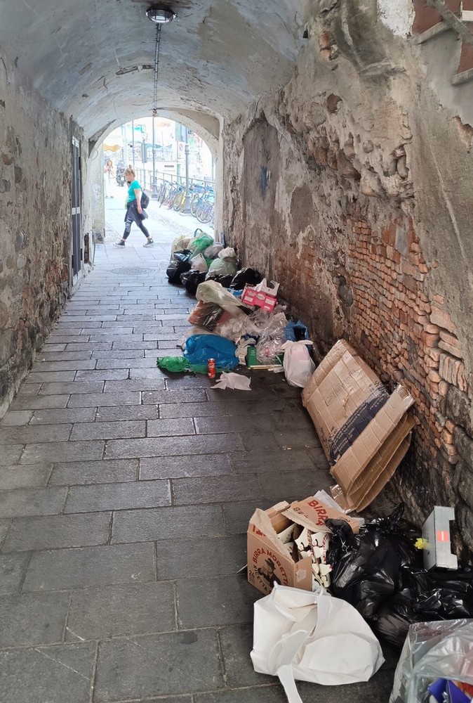 La spazzatura abbandonata in salita San Bernardo