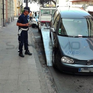 La rimozione di un'auto con targa francese in via Roma