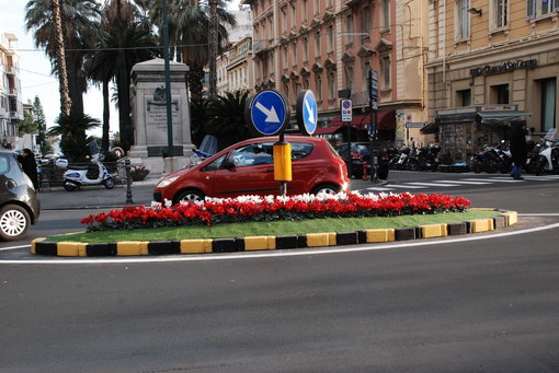Sanremo: terminata la rotatoria di corso Mombello e restyling per lo Zampillo Sanremo: terminata la rotatoria di corso Mombello e restyling per lo Zampillo