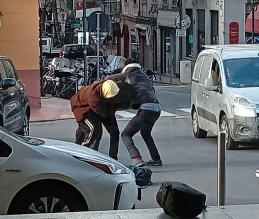 Ventimiglia, mini rissa tra migranti davanti alla stazione: tre giovani fermati da Polfer ed Esercito (Video)