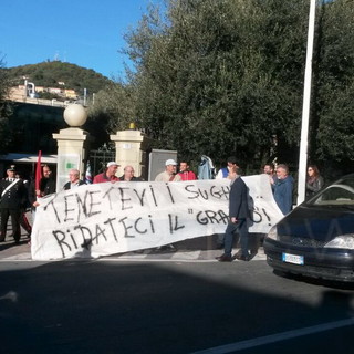 Imperia: in corso l'assemblea della Confindustria, protesta dalla Agnesi "Tenetevi i sughi... ridateci il grano!" Imperia: in corso l'assemblea della Confindustria, protesta dalla Agnesi "Tenetevi i sughi... ridateci il grano!"