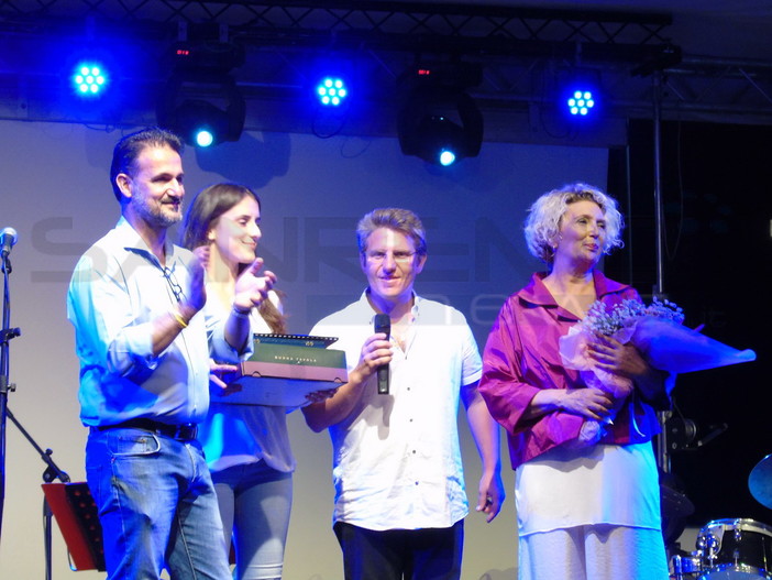 San Bartolomeo al Mare: il sindaco Valerio Urso ieri sera è salito sul palco dell'M&T Festival per premiare la strepitosa voce di Rossana Casale e trent'anni di carriera (FOTO) San Bartolomeo al Mare: il sindaco Valerio Urso ieri sera è salito sul palco dell'M&T Festival per premiare la strepitosa voce di Rossana Casale e trent'anni di carriera (FOTO)