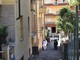 I rilievi della Scientifica all'esterno dell'appartamento I rilievi della Scientifica all'esterno dell'appartamento