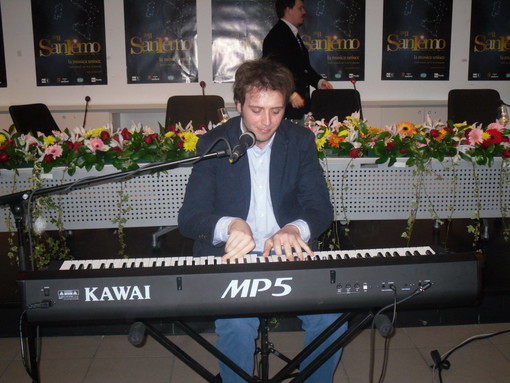 Festival di Sanremo 2011: lo showcase di Gualazzi manda in visibilio la sala stampa del Palafiori