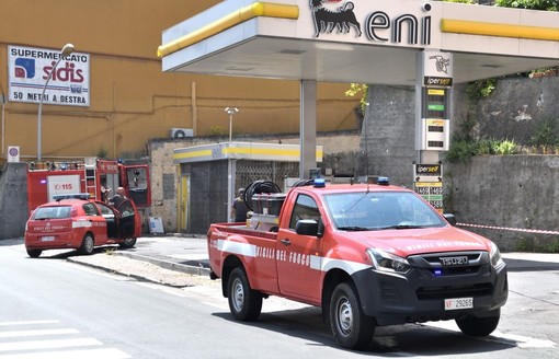 Sanremo: si rompe una pompa di benzina, carburante in strada in via Dante Alighieri. Intervento dei Vvf (Foto)