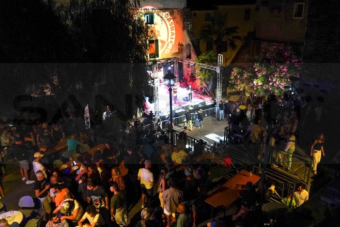 Piazza San Costanzo è pronta per la seconda serata di Rock in the Casbah. Sul palco: Dietro l'Angolo, Esma, Lo Straniero e Jerrycans Piazza San Costanzo è pronta per la seconda serata di Rock in the Casbah. Sul palco: Dietro l'Angolo, Esma, Lo Straniero e Jerrycans