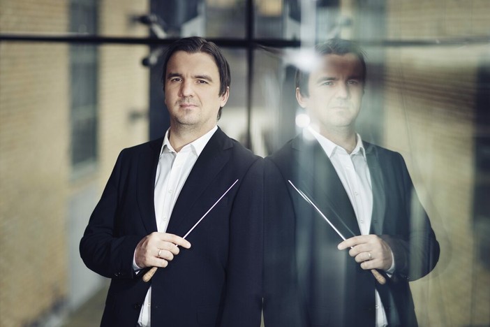 Direzione dell’orchestra: il M° Roman Reznik – Orchestra Sinfonica di Sanremo.