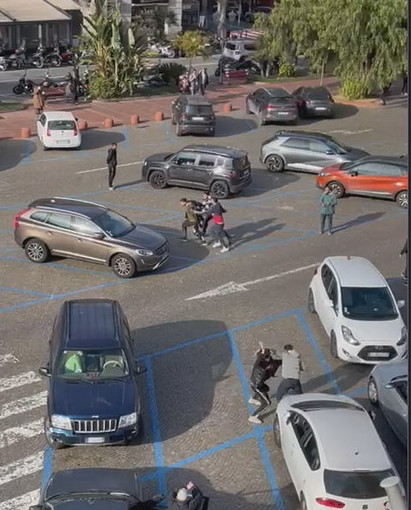 Ventimiglia: rissa tra extracomunitari ieri mattina di fronte al Comune, i protagonisti fuggono via (Video) Ventimiglia: rissa tra extracomunitari ieri mattina di fronte al Comune, i protagonisti fuggono via (Video)