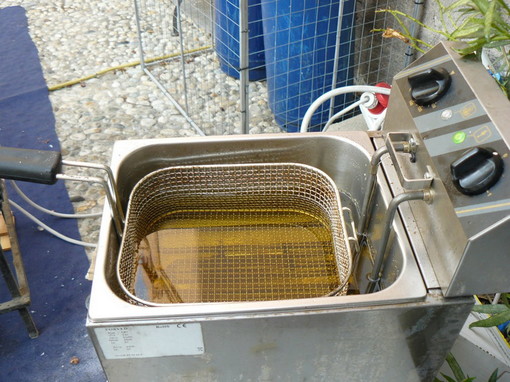 Ospedaletti: 'Sagra del Pignurin', un lettore "I residui, compreso l'olio, sono ancora in piazza!"