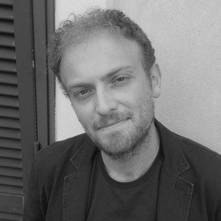 Da giovedì a domenica alla Scuola di Teatro Officina la poesia delle azioni ardenti: Roberto Aldorasi porta In fragrante delicto in stage al Banchéro