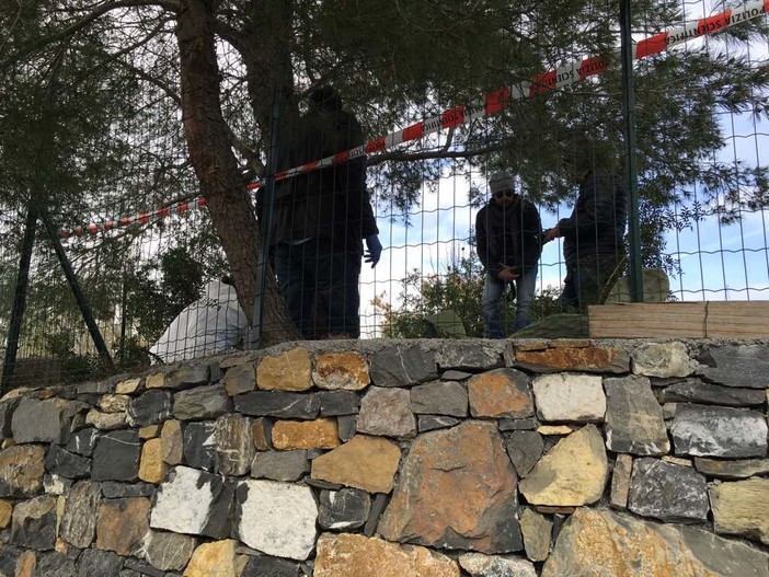 Imperia: dopo il teschio gli scavi della Polizia Scientifica fanno emergere anche altre ossa umane Imperia: dopo il teschio gli scavi della Polizia Scientifica fanno emergere anche altre ossa umane