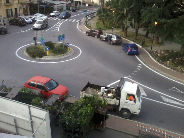 Ventimiglia: 58enne piemontese sta per consegnare i gelati al supermercato, ma viene colto da malore e muore