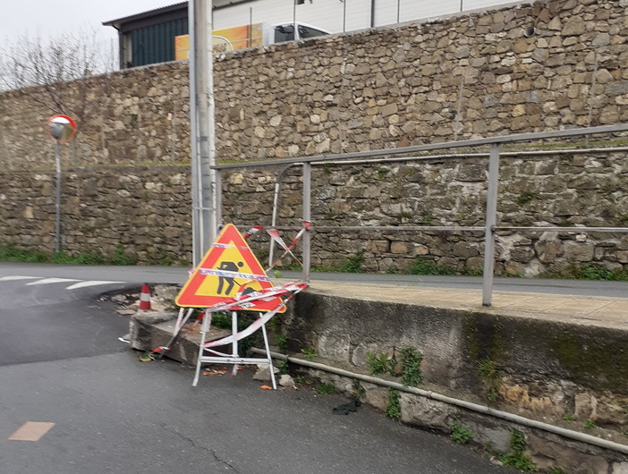 Sanremo: pietra miliare rotta da una settimana a San Giovanni, lettore chiede il ripristino (Foto) Sanremo: pietra miliare rotta da una settimana a San Giovanni, lettore chiede il ripristino (Foto)