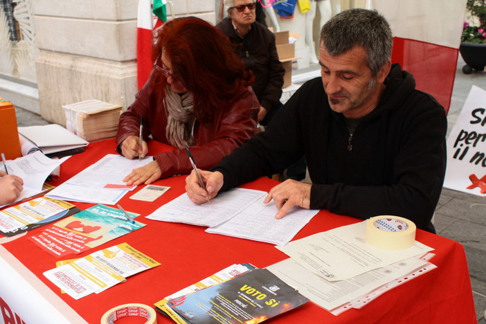 Raccolta firme per i referendum: entusiasmo e partecipazione dei cittadini. Banchetto di raccolta aperto fino alle 19 Raccolta firme per i referendum: entusiasmo e partecipazione dei cittadini. Banchetto di raccolta aperto fino alle 19