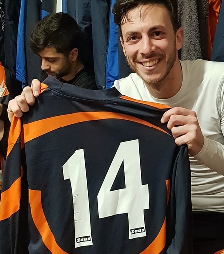 Riccardo Faciolo con la sua maglia numero 14 del Bordighera Sant'Ampelio