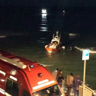 Sanremo: sono proseguite fino all'1.30 le operazioni di Guardia Costiera e VVF per la motovedetta arenata Sanremo: sono proseguite fino all'1.30 le operazioni di Guardia Costiera e VVF per la motovedetta arenata