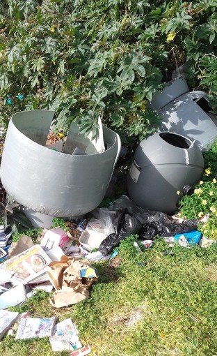 Sanremo: rifiuti di ogni genere abbandonati tra ciclabile e spiaggia nella zona del depuratore, la segnalazione di un lettore (Foto)