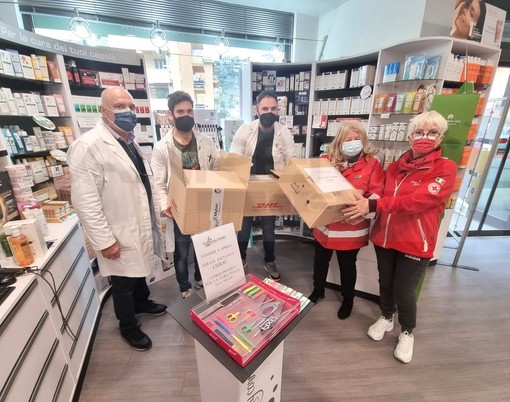 Sanremo: consegnati dalla farmacia 'Colombo' alla Croce Rossa i pacchi degli aiuti per l'Ucraina